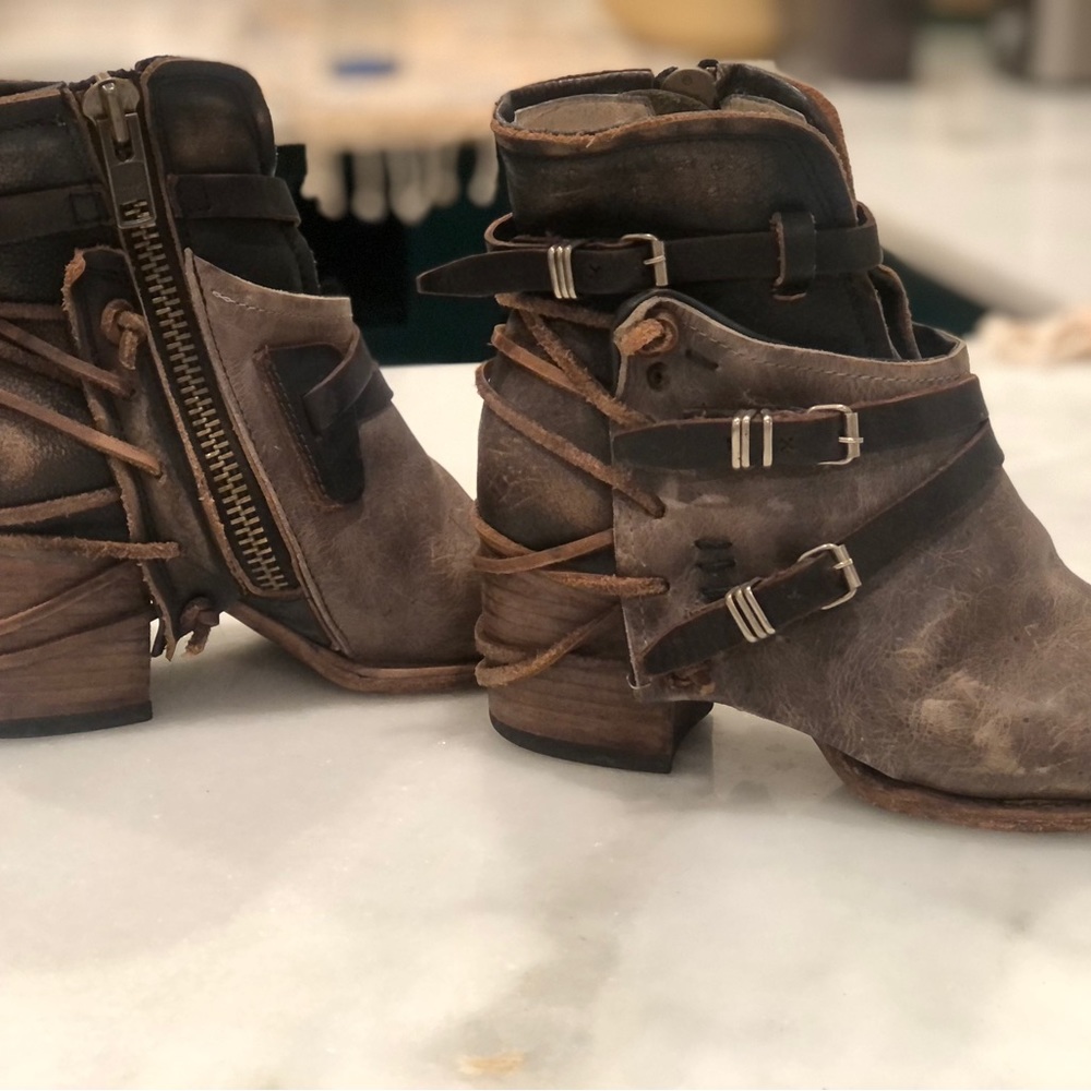 Freebird Crue boots in multi gray. These are worn in but still look great!